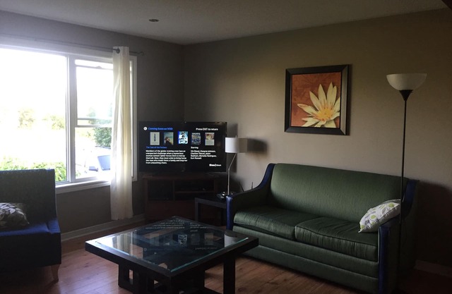 Spacious deck with BBQ, lots of seating for entertaining plus Outdoor bonfire