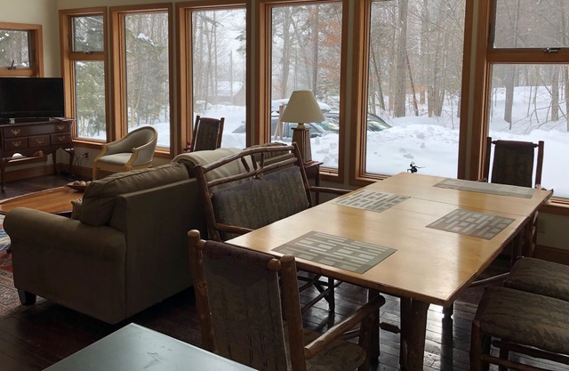 SPACIOUS DESIGNER HOME RETREAT - GREAT LOCATION
