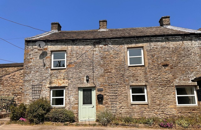 Spacious detached holiday home, sleeps 7 with 2 furry friends, free WiFi, two pubs nearby.