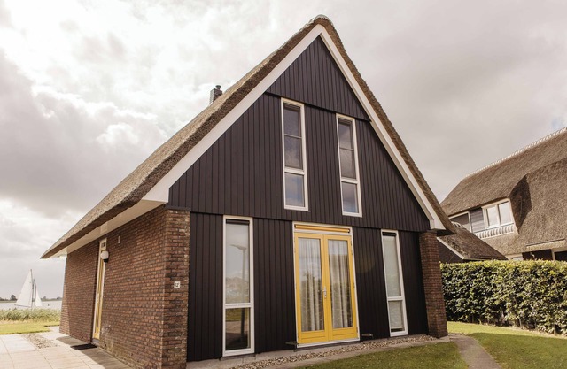 Spacious detached villa with panoramic views over the Heegermeer