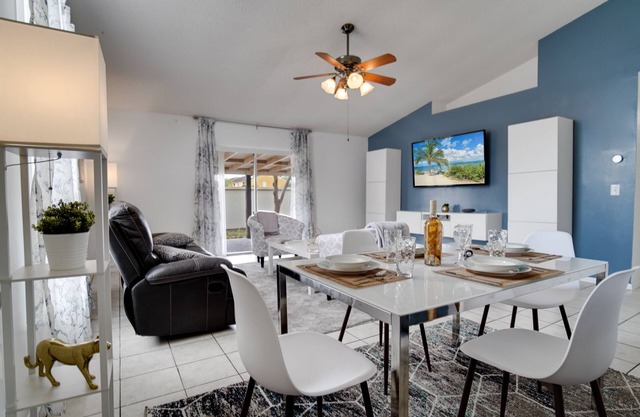 Spacious Disney Retreat - Sleeps 7 - Pet Friendly