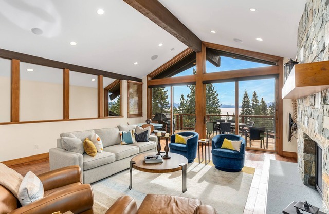 Spacious Dollar Point Home| Lake Tahoe Views| Pool Table| Private Hot Tub