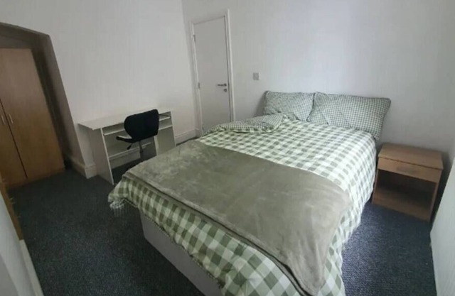 Spacious Double Bed Room-A Burnley City Centre