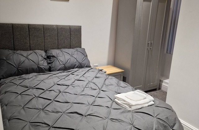 Spacious Double Bedroom 13-Minute Walk from Anfield