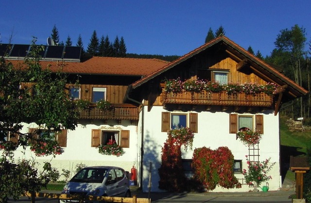 Spacious double room with south-facing balcony