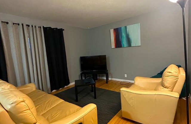 Spacious Downtown 3BR Home, 4bds