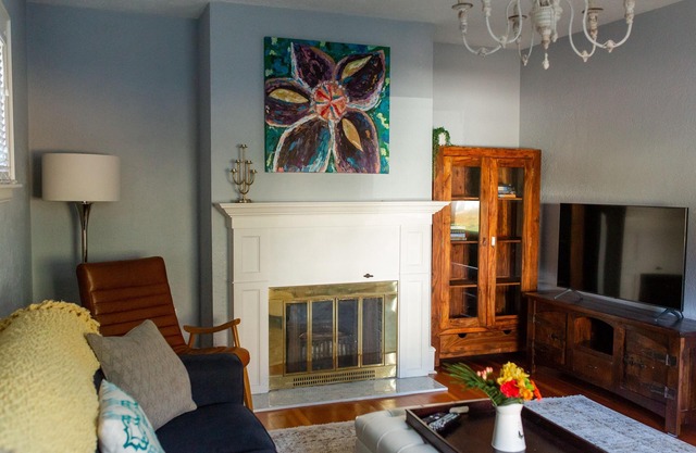 Spacious Downtown 5 bedroom historic house! Close to Everything Downtown!