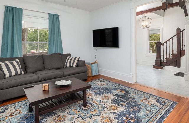 Spacious downtown retreat steps from KU campus