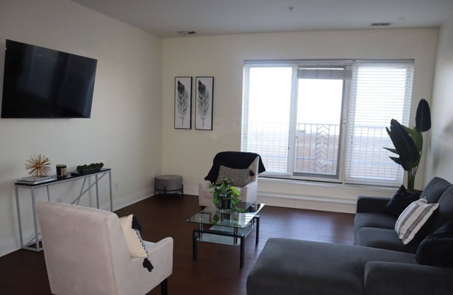 Spacious downtown Indy Apt.2Rm Free Parking