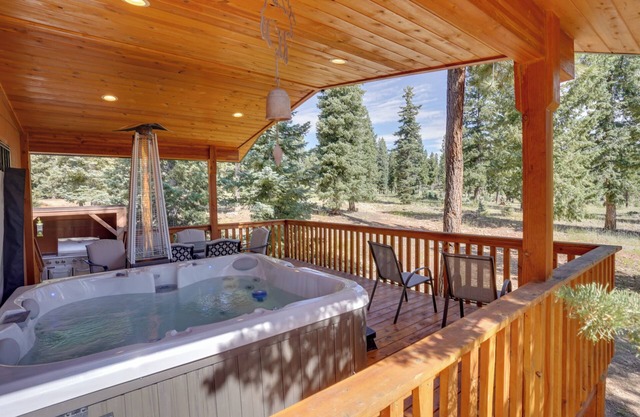Spacious Duck Creek Village Cabin w/Hot Tub!