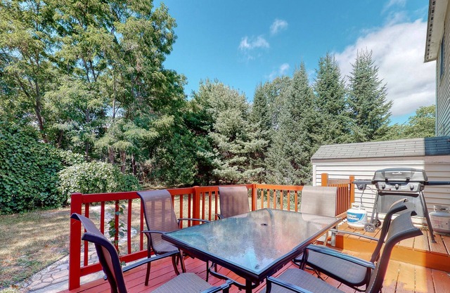 Spacious duplex w/ furnished deck & patio! Great for families & close to beach!