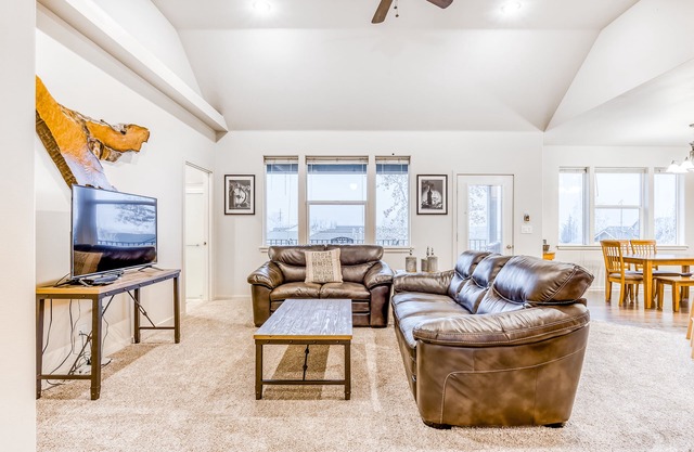 Spacious duplex with WiFi & washer/dryer - close to wineries - dogs welcome