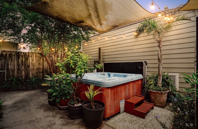 Spacious Fall Retreat | Walk to Streetcar & Garden District | Hot Tub