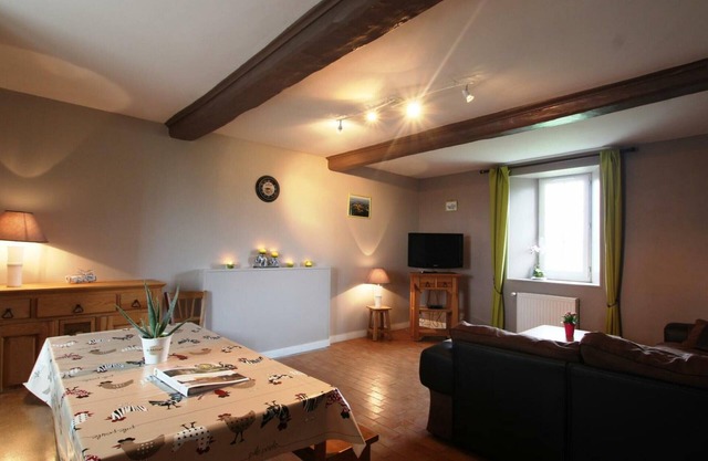 Spacious Family Retreat with Garden, BBQ, and Fireplace – Pets Welcome!