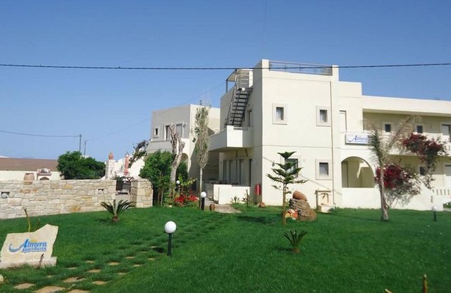 Spacious family Apartment With Sea View And Swimming Pool