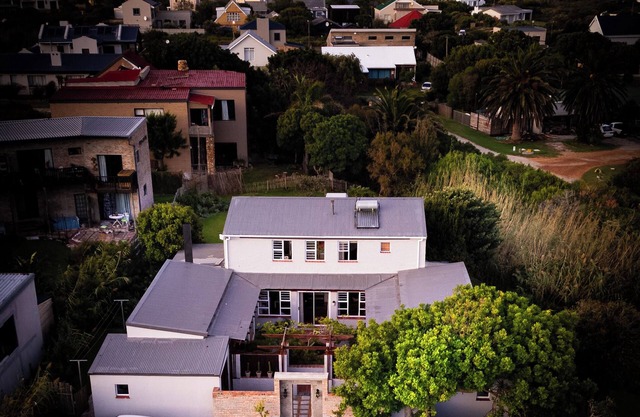 Spacious Family Beach House in Pringle Bay with huge garden next to a stream
