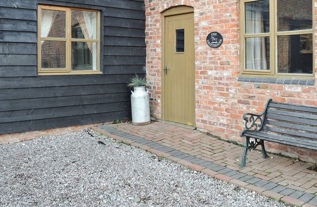 Spacious, family cottage with original features and enclosed courtyard, Tattenhall, Chester Zoo and