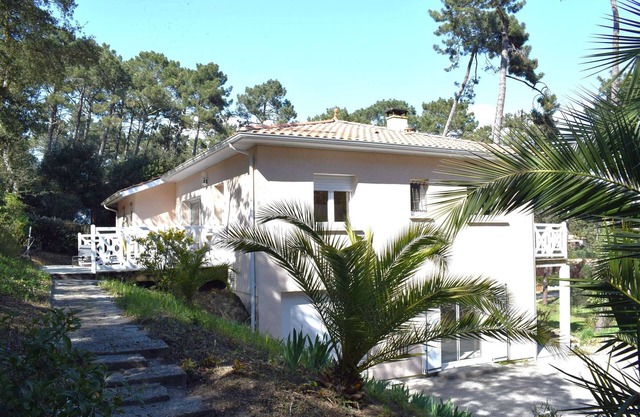 Spacious family villa with terraces 500m from the Basin
