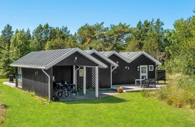 Spacious family friendly cottage only 150 m from beach