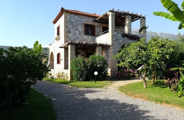 Spacious, family friendly ground floor apartment with large garden near the sea