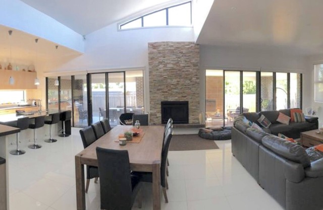 Spacious Family Getaway Indoor/Outdoor living close to beach, shops & wineries