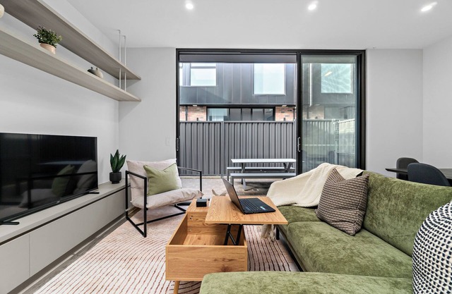 Spacious Family & Group-Friendly 3BR Townhouse with Parking Near Adelaide CBD