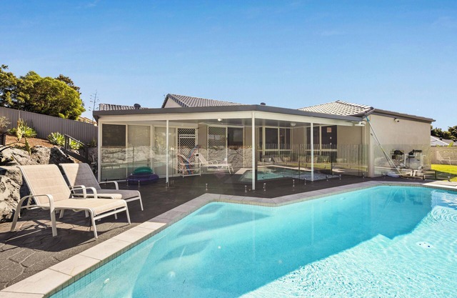 Spacious Family Home Wifi and Salt Pool