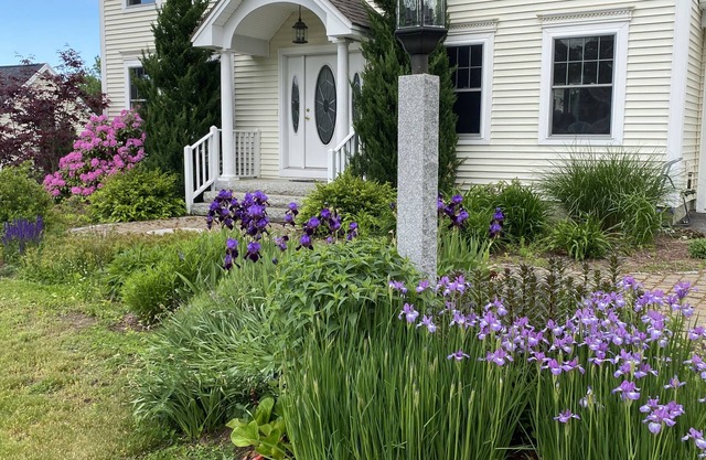 Spacious Family Home, minutes to beaches and hiking trails! nsleeps 9