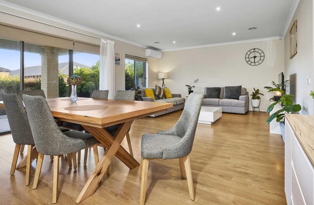 Spacious family home near Sanctuary Lakes