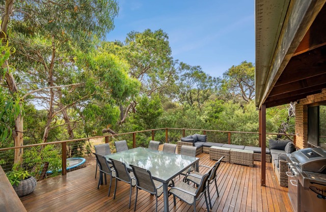 Spacious family house - pool table and more!Close to the beach and shops.