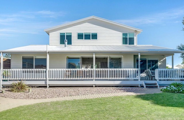 Spacious family house less than 1min walk to Middleton's favourite Surfers Beach