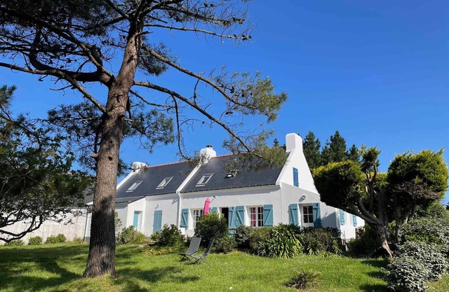 Spacious Family Villa with Seafront Path, 400m from Sauzon Port, Large Garden, WiFi