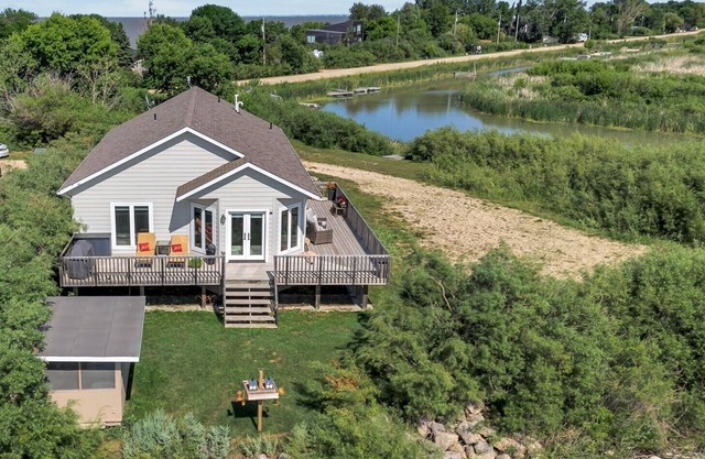 Spacious four-season waterfront , 3-bedroom. Relax, ice fishing, snowmobiling