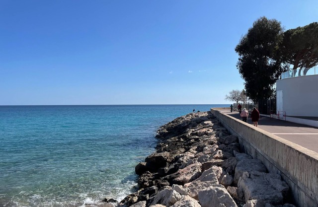 Spacious T3 in quiet villa between sea and hills, terraces and garden