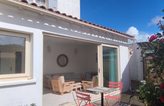 Spacious Family Home in Domino - Near Beach & Market, Sleeps 9