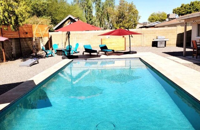 Spacious, FREE Private Heated Pool, Great Location! 10+ Guests & Pet Friendly