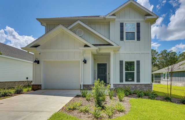 Spacious Freeport Home w/Deck & 2 Living Areas!