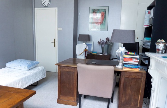 SPACIOUS FURNISHED ROOM .ONLY FREE THURDAY TILL MONDAY