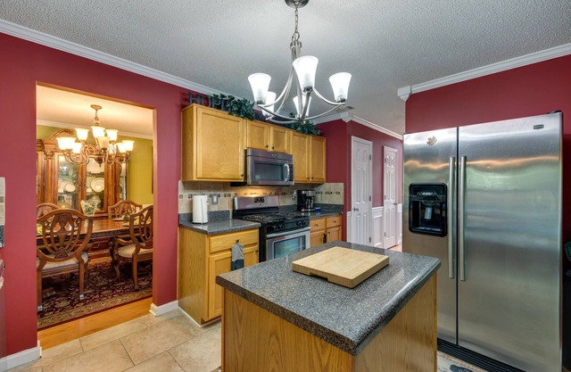 Spacious Georgia Home - 19 Mi to Six Flags!