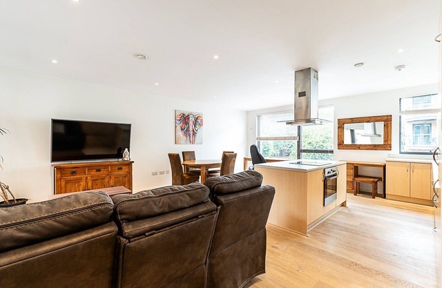 Spacious Greenwich Flat with Balcony