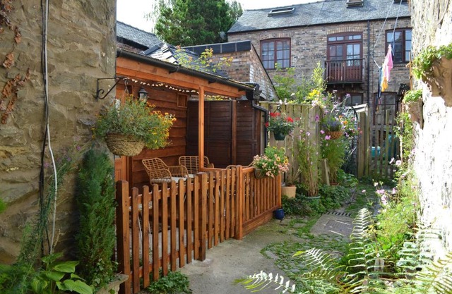 Spacious ground floor apartment. No 1A The Stables