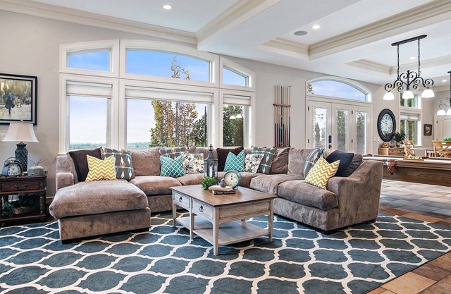 Spacious Ground Level Basement w/ Breathtaking Views of Utah Valley, Pool Table, Free Ski Rental