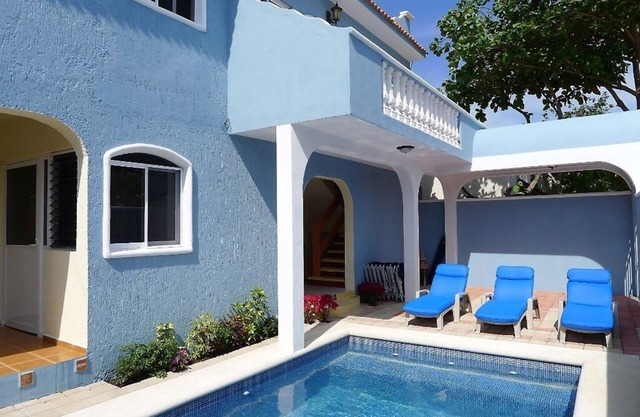 Spacious ground floor apartment 1 blk to beach, 4 blks to the square