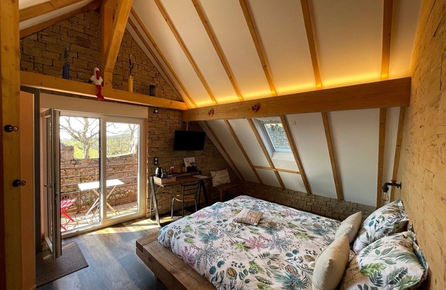 Spacious guest room, balcony, Fiber TV