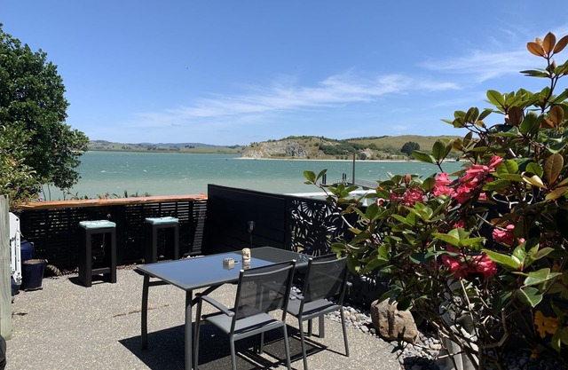 Spacious harbourside apartment with amazing views
