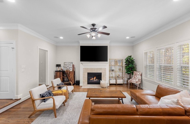 Spacious Heights townhome - 3BR/3.5BA, putting green & walkable to hotspots