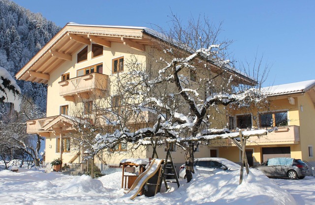 Spacious holiday home with ski bus at the door