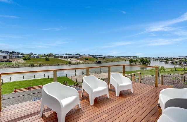 Spacious holiday home at 94 Blanche Parade Hindmarsh Island