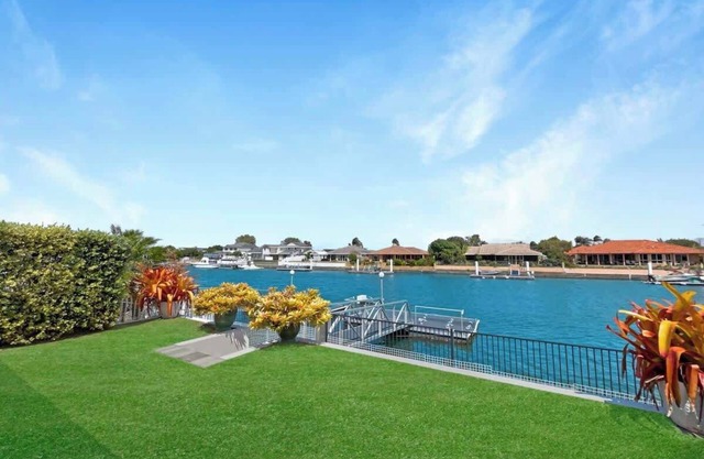 Spacious Holiday Unit on Canal at Banksia Beach