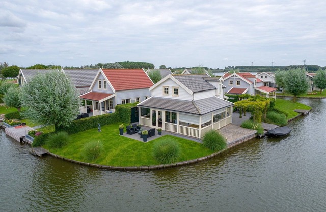 Spacious holiday home with jetty